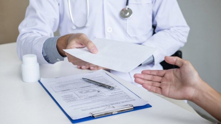 ārsts izraksta parazītu ārstēšanu